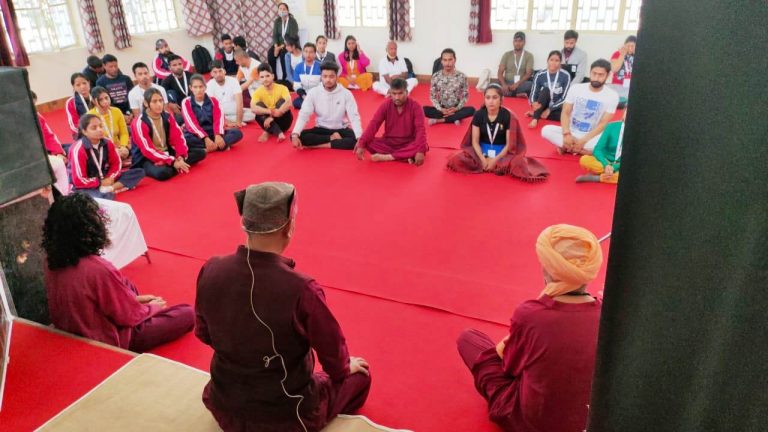 अंतरराष्ट्रीय योग सप्ताह के दूसरे दिन प्रशिक्षुओं ने सीखी योग व आसन की क्रियाएं