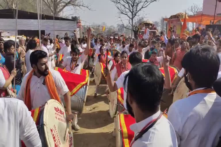 महाकुंभः पेशवाई के रंग में रंगी धर्म नगरी, ढोल-दमाऊं की धुन पर नाचे साधु-संत