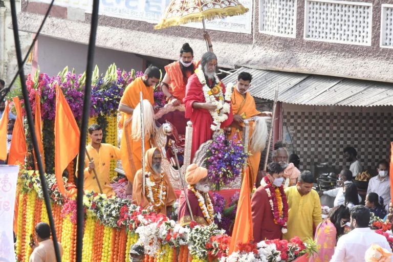 हर हर महादेव का जयघोष एंव वैदिक मंत्रोच्चारण के साथ निकली पंचायती अखाड़ा महानिर्वाणी की भव्य पेशवाई