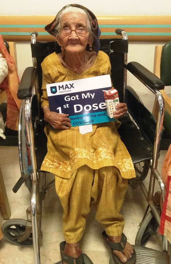 99 वर्षीय महिला ने कोविड का टीका लगवाया