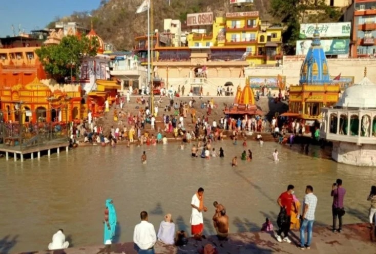 कोरोना के साए में शुरू हुआ महाकुंभ का अंतिम शाही स्नान