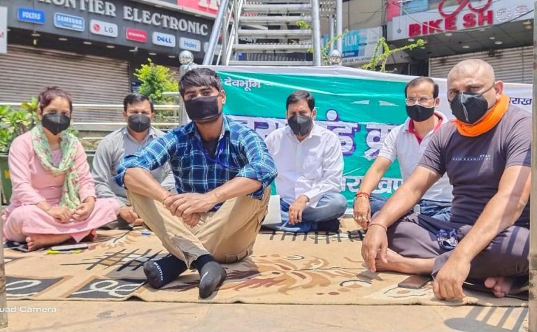 पुलिस ग्रेड पे कटौती के खिलाफ यूकेडी का उपवास दूसरे दिन भी जारी