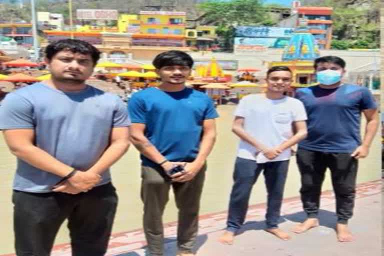 चार युवकों ने किया दर्जनों कोरोना पॉजिटिव मृतकों का अस्थि विसर्जन