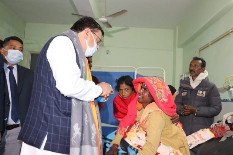 खटीमा चिकित्सालय के स्थलीय निरीक्षण के दौरान सीएम धामी ने जाना मरीजों का हाल