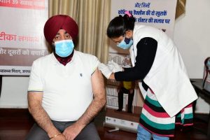 राज्यपाल ने की प्रदेश वासियों से अपील वैक्सीनेशन अवश्य करवाएं, कोविड काल मे उत्कृष्ट कार्य करने वाले स्वास्थ्य कर्मियों को किया सम्मानित किया