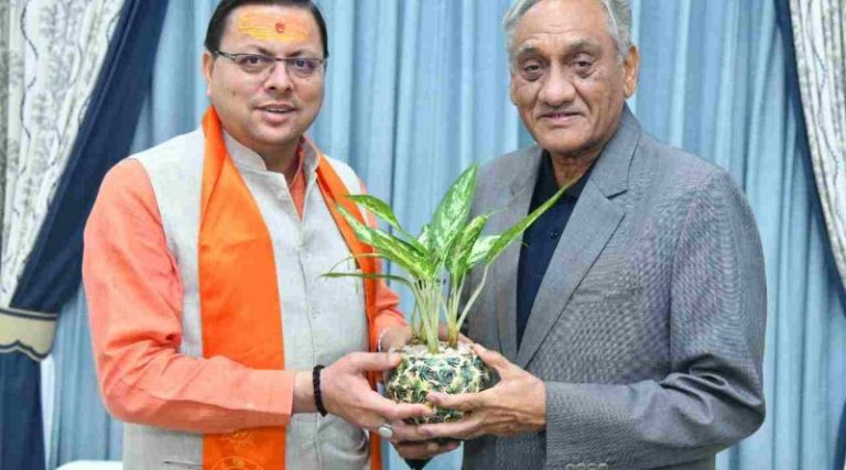 विजय बहुगुणा ने सीएम धामी से की भेंट