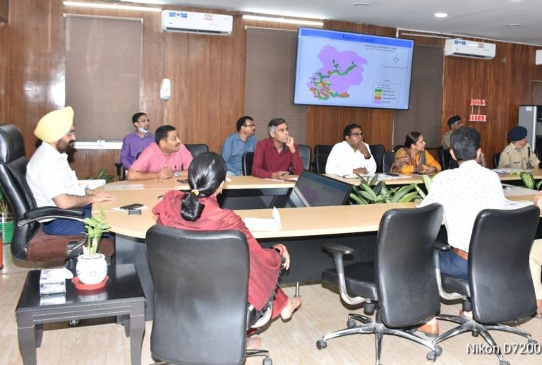 मुख्य सचिव ने जिलाधिकारियों और पुलिस अधीक्षकों के साथ की बैठक
