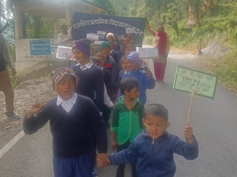 उत्तराखंड दिवस पर कठूड़ के बच्चों ने निकाली रैली व सांस्कृतिक कार्यक्रम