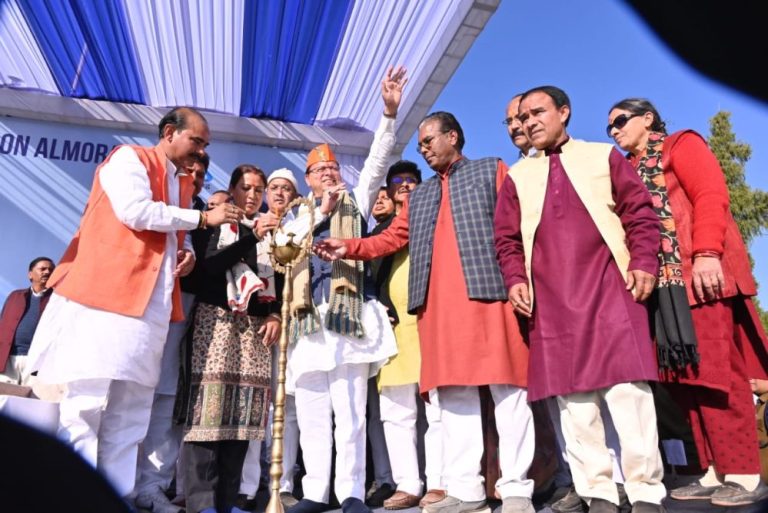 सीएम धामी ने किया हवाल बाग अल्मोड़ा में 298 करोड़ की 37 विभिन्न विकास योजनाओं का लोकार्पण एवं शिलान्यास।
