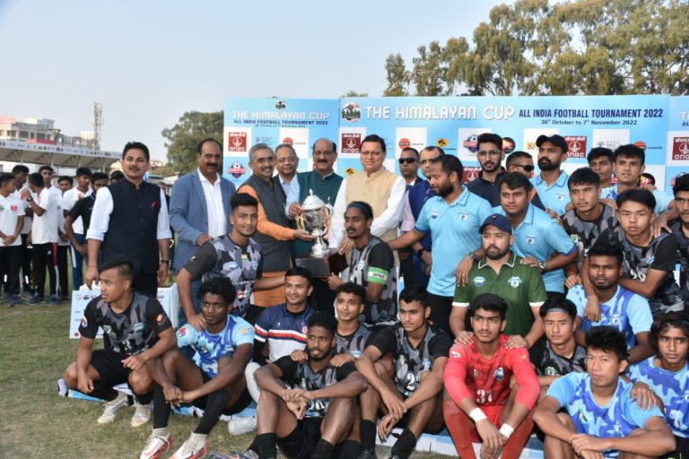 ‘दि हिमालयन कप ऑल इण्डिया फुटबॉल टूर्नामेंट’ की विजेता टीम को सीएम धामी ने दी ट्रोफी