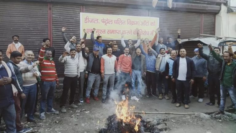 विक्रम/आटो हटाए जाने के विरोश में प्रदेशभर में प्रदर्शन, सरकार पर लगाए कई आरोप