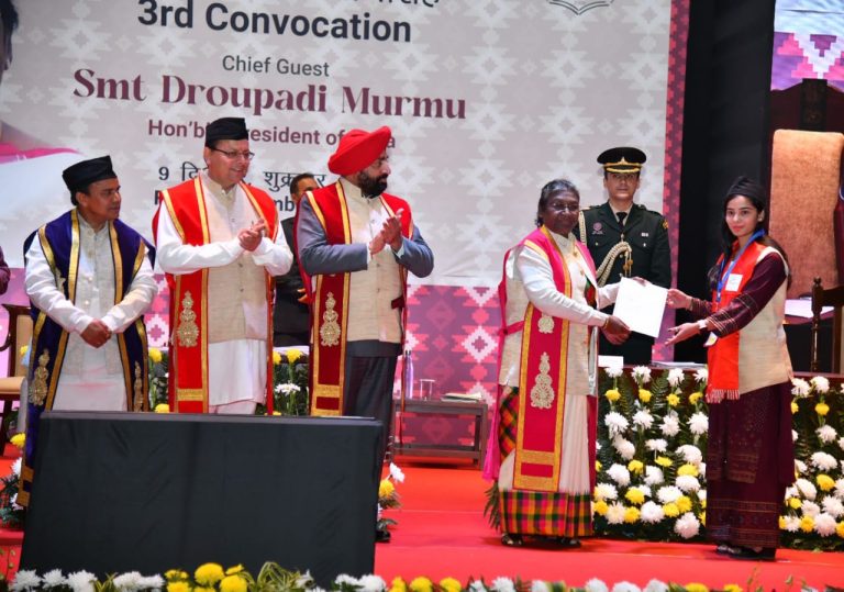 राष्ट्रपति मुर्मु ने दून विश्वविद्यालय के तृतीय दीक्षांत समारोह में विधार्थियों को किया सम्मानित