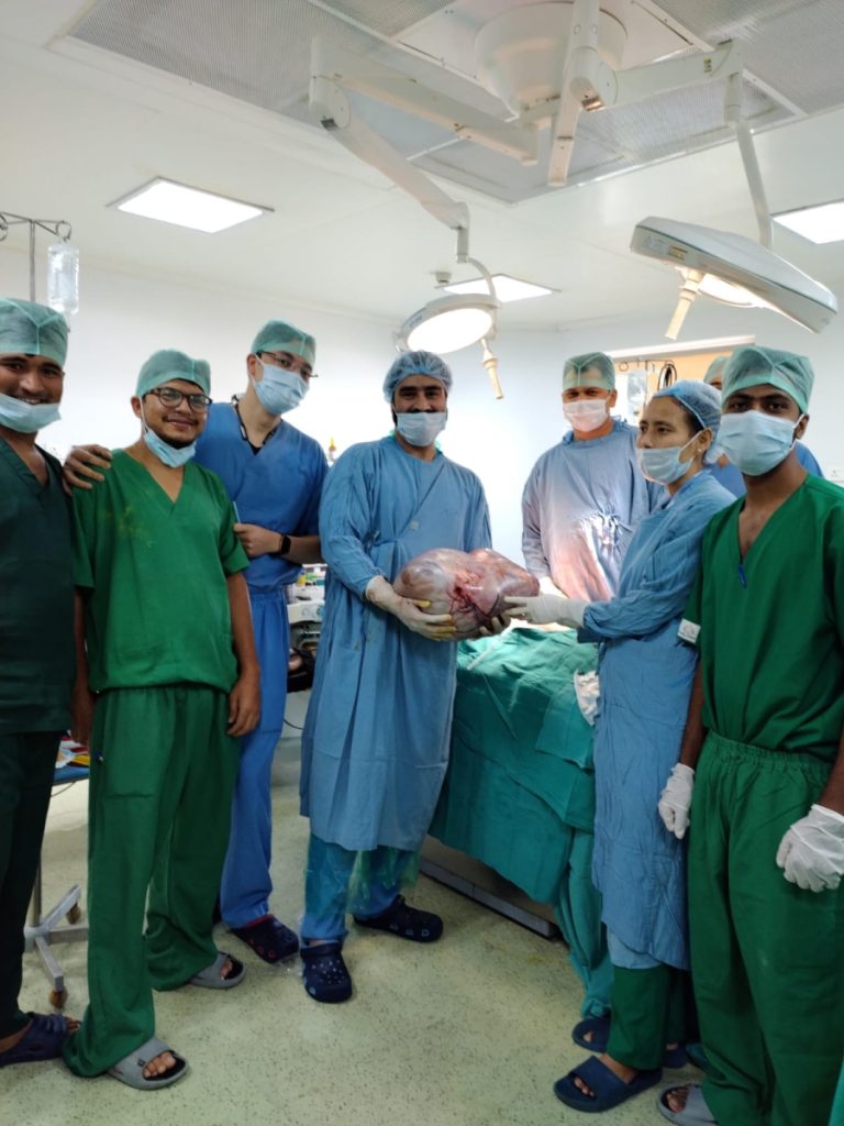25 वर्षीय युवती के पेट से निकला 18 किलो ट्यूमर