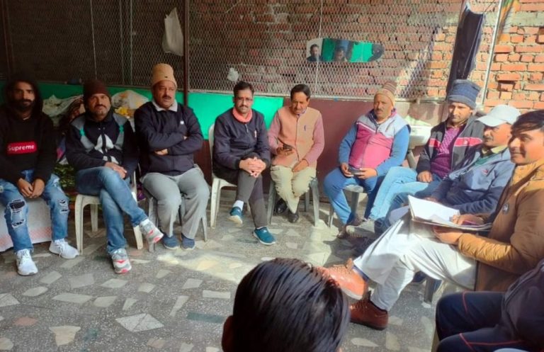 धर्मांतरण के विरोध में व्यापार मंडल ने किया धरना प्रदर्शन