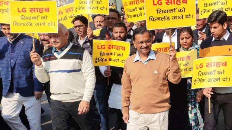 दिल्ली में आम आदमी पार्टी और राज्यपाल के बीच टकरार, प्रदर्शन करने सड़क पर उतरे केजरीवाल