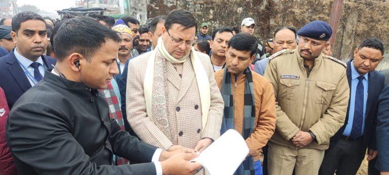 मुख्यमंत्री धामी ने टनकपुर में बनने वाले अन्तरराज्यीय बस अड्डे की भूमि का किया निरीक्षण