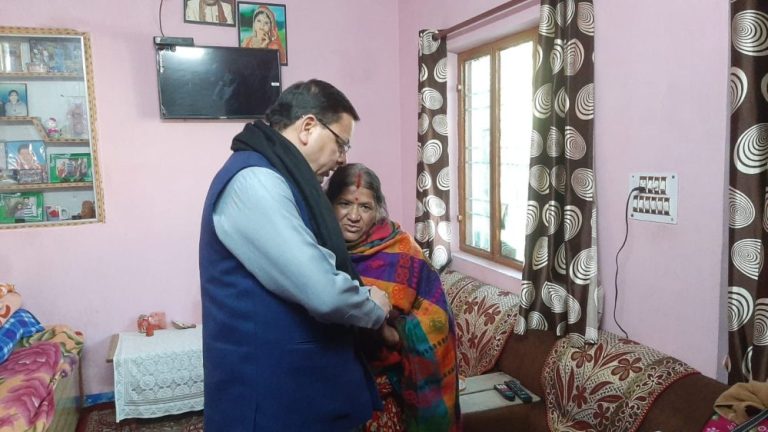 सीएम ने जोशीमठ पहुंच किया मौका मुआयना, बोले लोगों की सुरक्षा सबसे महत्वपूर्ण