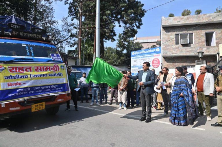 जिलाधिकारी ने राहत सामग्री के पांच ट्रकों को दिखाई हरी झण्डी