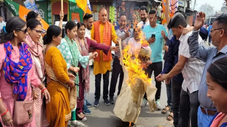 सदन में कांग्रेसी विधायकों के व्यवहार के विरोध में भाजपाईयों ने फूंका पुतला