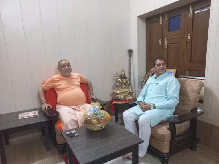 कैबिनेट मंत्री ने की महामंडलेश्वर स्वामी राजराजेश्वराश्रम महाराज से मुलाकात