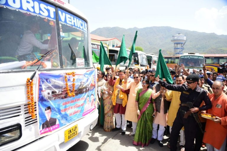 चारधाम यात्रा का आगाज, बसों को हरि झंडी दिखाकर सीएम धामी ने किया यात्रियों को रवाना