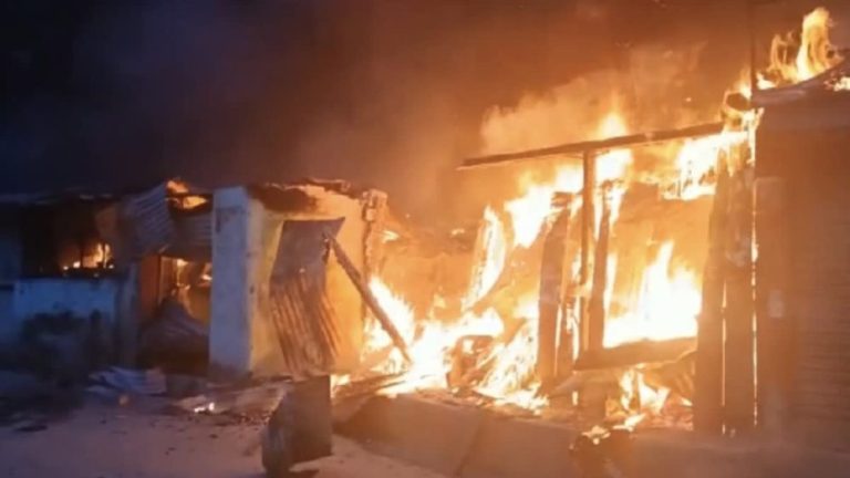 चार दुकानों में लगी आग,सारा सामान खाक