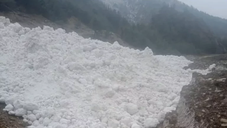 भारी हिमपात से ग्लेशियर टूटा,बर्फीले तूफान की चेतावनी