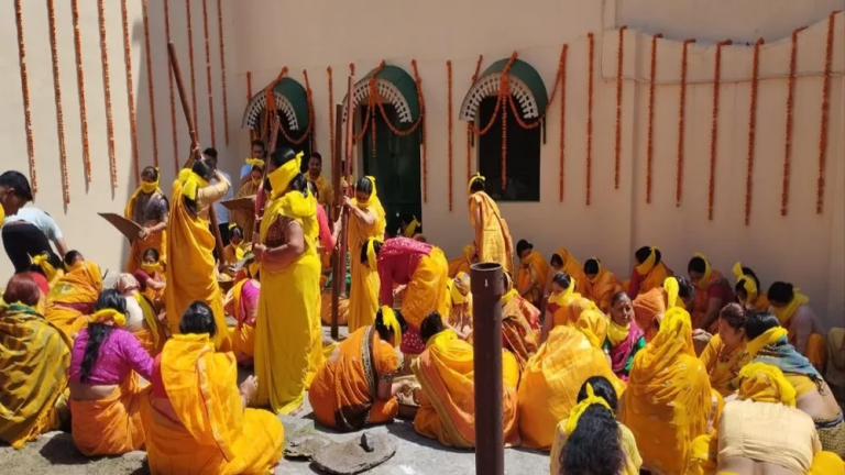 बदरीनाथ धाम में गाडू घड़ा रस्म हुई पूरी, महारानी के साथ महिलाओं ने पिरोया तिलों का तेल
