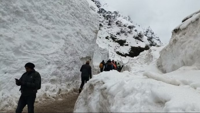 केदारनाथ धाम के पैदल मार्ग पर दो से ढाई फीट बर्फ जमी, नहीं डगमगाई श्रद्धालुओं की आस्था
