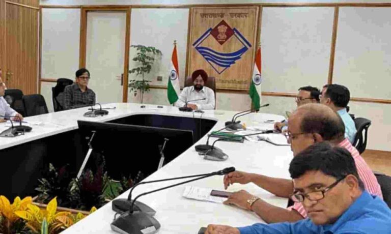 मुख्य सचिव ने राजस्व वृद्धि के सम्बन्ध में संबंधित विभागों के उच्चाधिकारियों के साथ की बैठक
