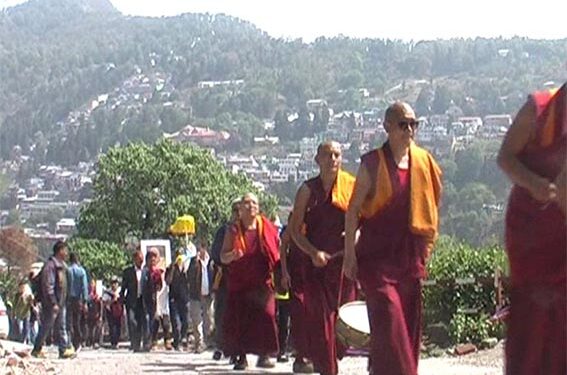 विश्व शांति के लिए तिब्बती समुदाय ने की नगर परिक्रमा