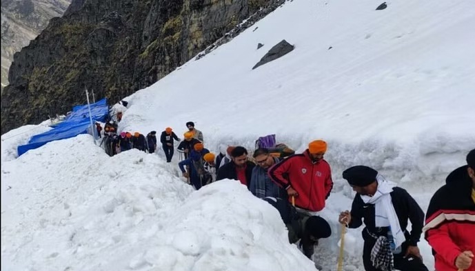 हिमखंड मार्ग पर आने से दो घंटे रोकी गयी हेमकुंड यात्रा