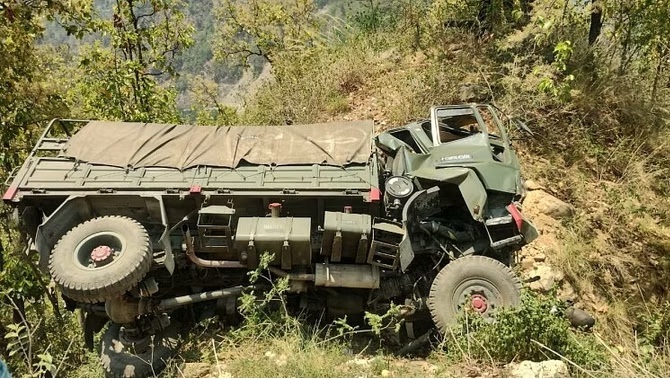 सेना का ट्रक पलटने से एक सैन्य कर्मी की मौत,एक घायल
