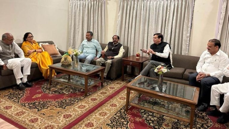 मध्य प्रदेश के पूर्व सीएम परिवार सहित पहुंचे चकराता