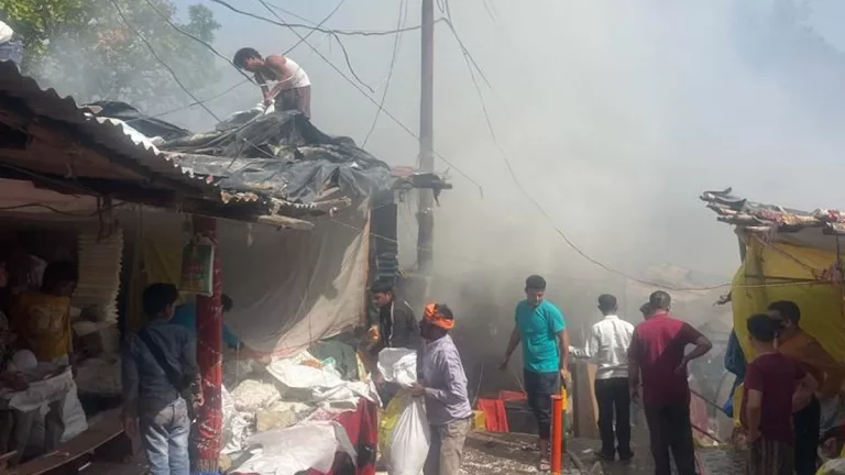 पूजा सामग्री स्टोर  में भड़की आग, तीन मंजिला दुकान जलकर खाक