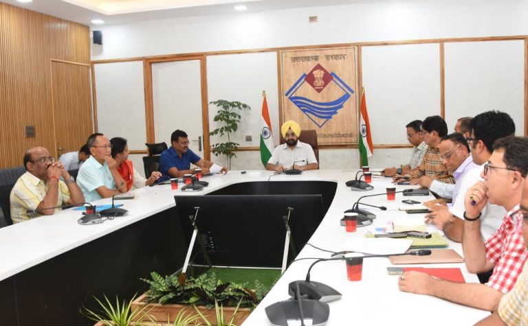 मुख्य सचिव ने जनपदों के जिलाधिकारियों के साथ की बैठक