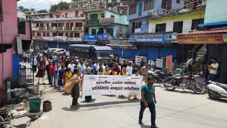 हेलंग मारवाड़ी बाईपास के विरोध में जोशीमठ बाजार बंद, किया प्रदर्शन