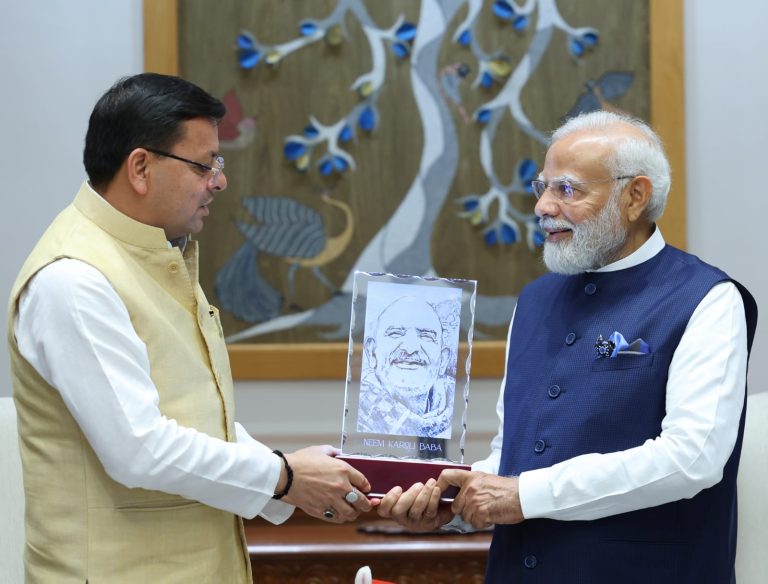 सीएम धामी ने प्रधानमंत्री से की मुलाकात, निवेशक सम्मेलन के लिए किया आमंत्रित