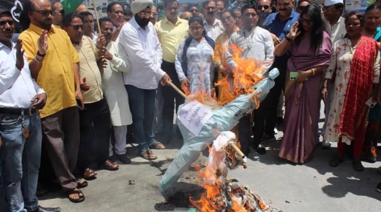 चमोली हादसे को लेकर कांग्रेस ने फूंका प्रदेश सरकार का पुतला