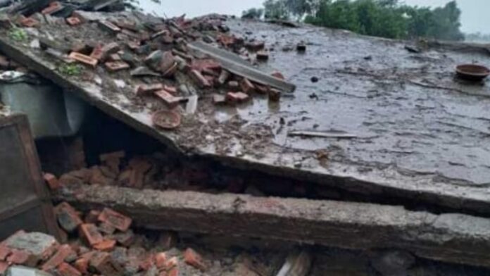 भारी बारिश में मकान भरभराकर गिरा दम्पत्ति की मौत, एक घायल