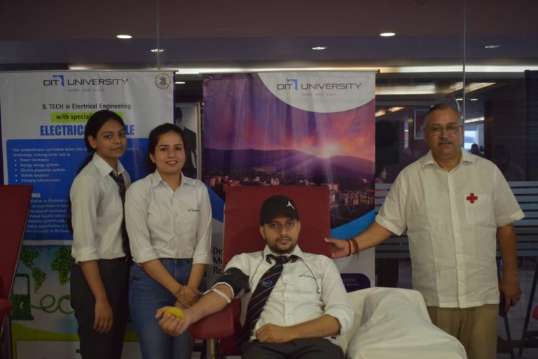 भारतीय रेडक्रास सोसाइटी के तत्वावधान डीआईटी विश्वविद्यालय में रक्तदान शिविर