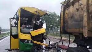 भोपाल में कार्यकर्ता महाकुंभ में शामिल होने जा रही बस ट्रक से टकराई, 39 लोग घायल