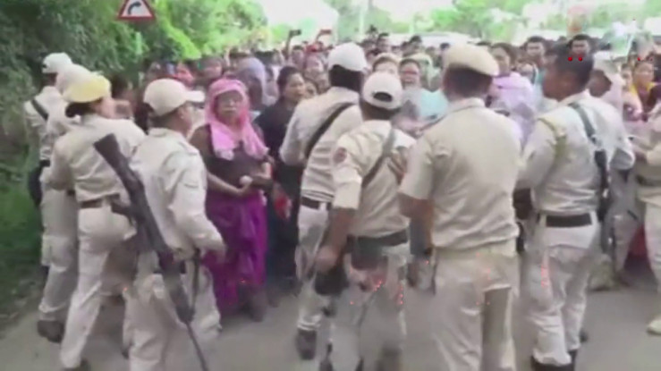 मणिपुर हिंसा: प्रदर्शनकारियों ने कर्फ्यू का किया उल्लंघन, पुलिस कार्रवाई में 25 से अधिक घायल