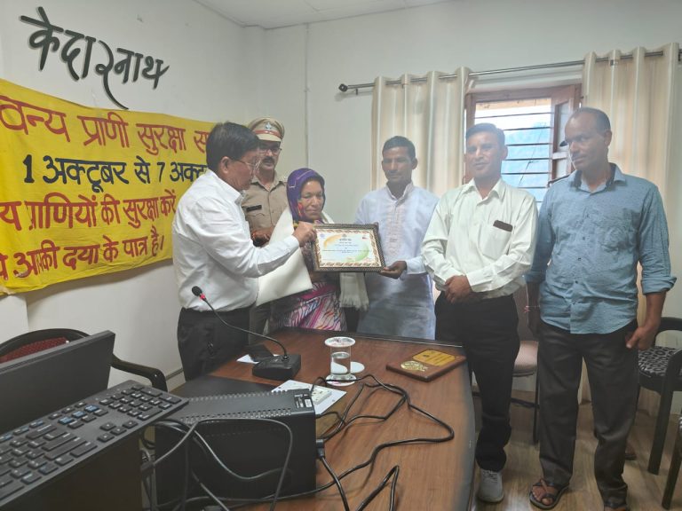उत्कृष्ट योगदान के लिए कठूड़ की आशा देवी को किया  सम्मानित