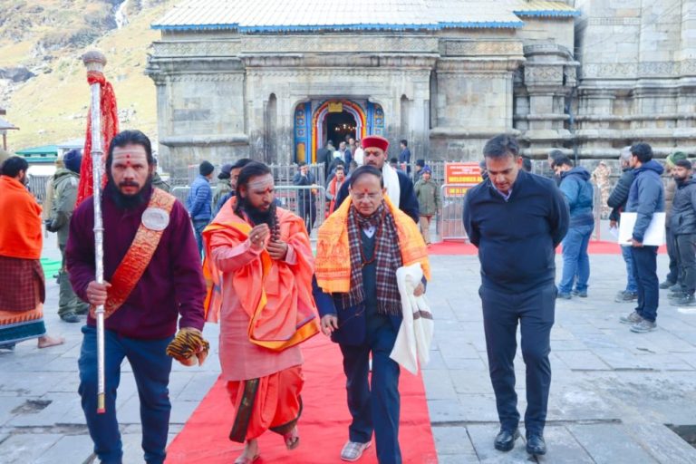 प्रधानमंत्री के प्रमुख सचिव पीके मिश्रा ने केदारनाथ पहुंच की पूजा-अर्चना