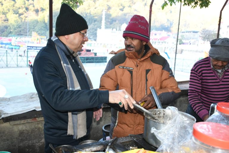 मॉर्निंग वॉक पर निकले सीएम धामी, चाय की चुस्कियों के साथ लोगों से लिया फीडबैक