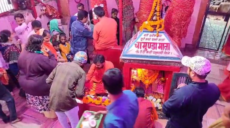 नवरात्र शुरूःपहले दिन पूजी गयी शैलपुत्री,मंदिरों में जुटने लगी भीड़