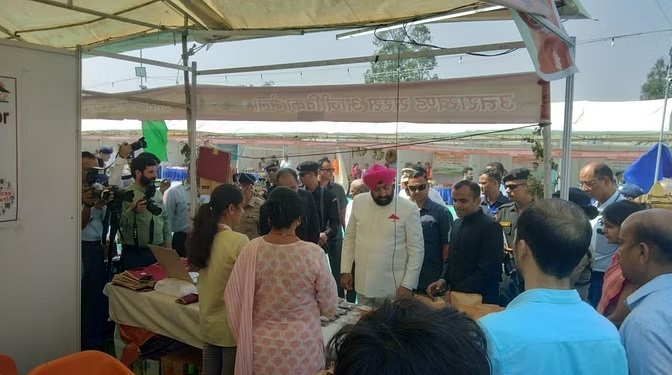 सरस मेले में उत्पादों का जायजा लेने पहुंचे राज्यपाल