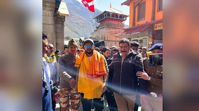 बदरीनाथ पहुंचे पूर्व क्रिकेटर सुरेश रैना
