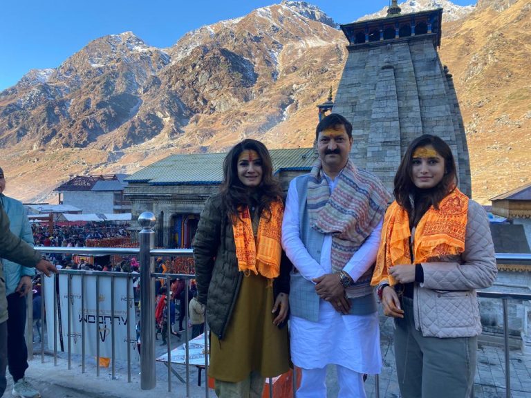 बदरीनाथ- केदारनाथ धाम दर्शन को पहुंची प्रसिद्ध फिल्म अभिनेत्री रवीना टंडन